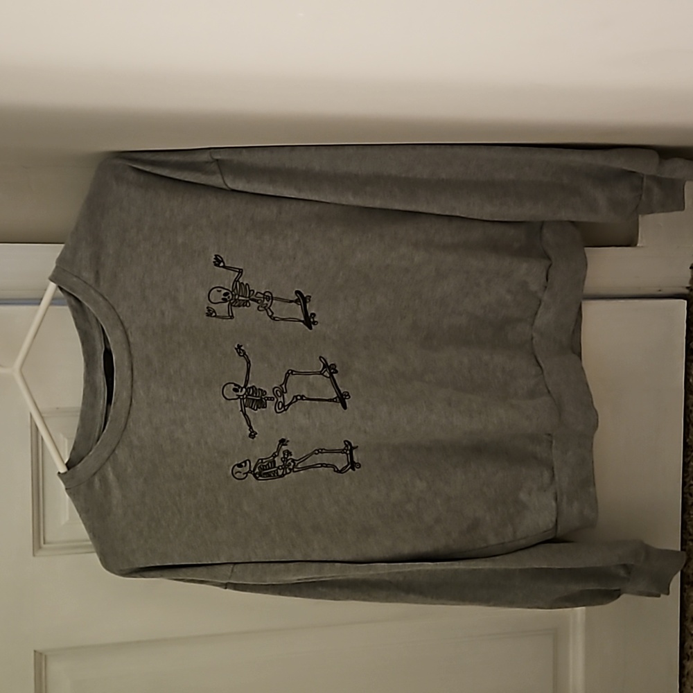 Gray long sleeve sweatshirtshirt with skeleton print
